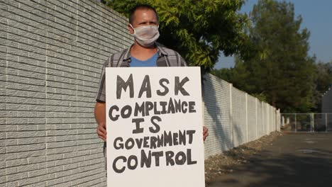 Anti-Covid-Demonstrant-Mit-Netzmaske---Maskeneinhaltung-Ist-Staatliche-Kontrolle