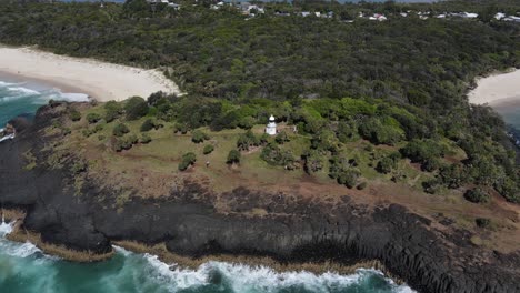 Fingal-Head-Lighthouse-With-A-Lush-Green-Forest---Waves-At-Fingal-Head-Beach---New-South-Wales,-Australia