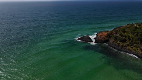 Calm-Blue-Sea---Ocean-Waves-Breaking-At-The-Volcanic-Rocks-Of-Fingal-Head-Causeway---Fingal-Head-Lighthouse-In-New-South-Wales,-Australia