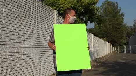 Anti-Covid-Demonstrant-Mit-Mesh-Maske---Grünes-Bildschirmzeichen-Vertikal