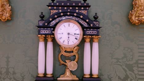 Reloj-Vintage-En-Un-Edificio-Antiguo