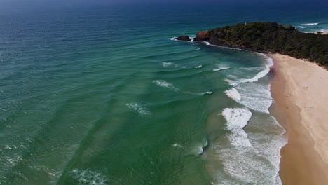Ocean-Waves-Rolling-At-The-Fingal-Head-Beach---Surfing-Destination-In-Summer---Fingal-Head-Causeway-And-Lighthouse---New-South-Wales,-Australia
