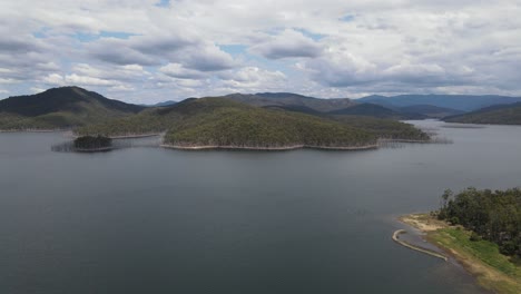 Still-Water-At-Advancetown-Lake---Forested-Mountain-Ranges-In-Hinze-Dam---Gold-Coast,-QLD,-Australia