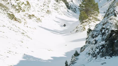 Zeitlupenansicht-Eines-Mannes-Beim-Freeride-Skifahren-Und-Wenden-In-Einer-Mit-Tiefem-Pulverschnee-Bedeckten-Schlucht-An-Einem-Schönen-Sonnigen-Tag