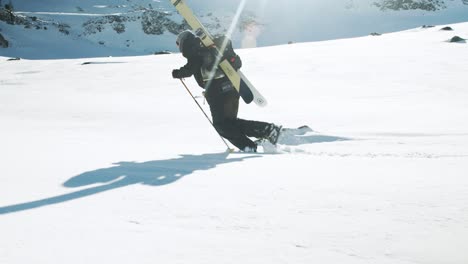 Mann,-Der-Im-Tiefen-Schnee-Wandert-Und-Skier-Auf-Dem-Rücken-Trägt,-Weil-Die-Lifte-In-Den-Französischen-Alpen-Wegen-Covid-Geschlossen-Sind
