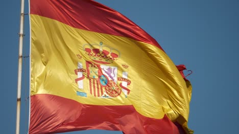Zeitlupe-Der-Spanischen-Flagge,-Die-Im-Wind-Weht-Und-Vögel-Fliegen