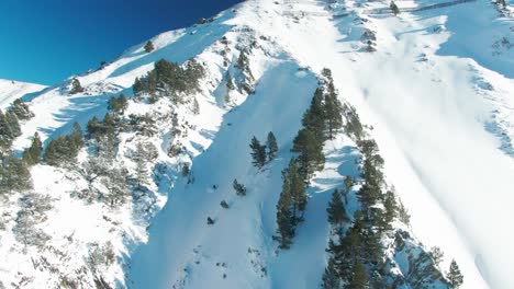 Vista-Aérea-De-Drones-De-Un-Esquiador-Freeriding-En-Nieve-Profunda-Por-El-Borde-De-Una-Montaña-En-Los-Alpes-Franceses-De-Europa