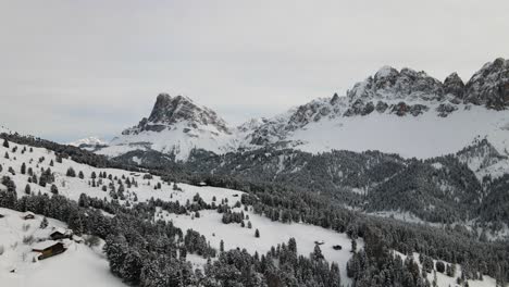 Beautiful-Snowy-Dolomite-Mountains-in-the-middle-of-the-Italian-Alps-in-Winter