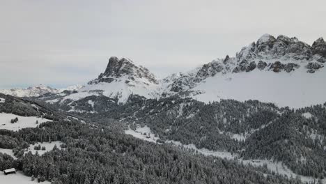 Beautiful-Snowy-Dolomite-Mountains-in-the-middle-of-the-Italian-Alps-in-Winter