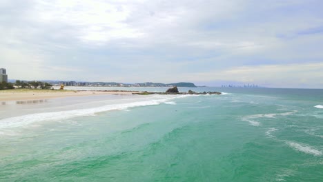 Panorama-Of-Currumbin-Beach-And-Blue-Sea-At-Daytime-In-Gold-Coast,-Australia
