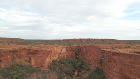 Rote-Klippen-Und-Plateau-Des-Kings-Canyon-In-Australien---Kings-Canyon-Walk-Im-Watarrka-National-Park