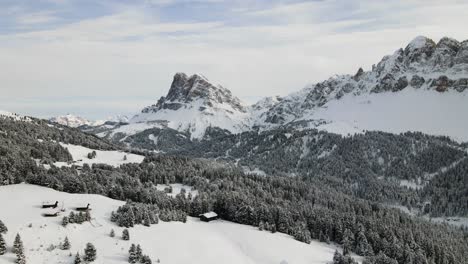 Hermosas-Montañas-Nevadas-De-Dolomita-En-Medio-De-Los-Alpes-Italianos-En-Invierno