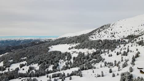 Schöne-Schneebedeckte-Dolomitberge-Mitten-In-Den-Italienischen-Alpen-Im-Winter