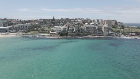 Waterfront-Hotel-And-Building-At-Ben-Buckler-With-Calm-Sea-In-Foreground---North-Bondi,-NSW,-Australia