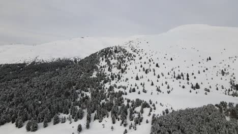 Hermosas-Montañas-Nevadas-De-Dolomita-En-Medio-De-Los-Alpes-Italianos-En-Invierno