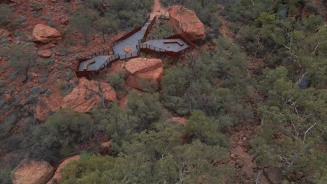Weibliche-Touristen-Stehen-Auf-Einer-Aussichtsplattform-Am-Kings-Creek-Walk-Im-Nördlichen-Territorium,-Australien