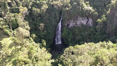 Video-Mit-Drohne-Des-Kolumbianischen-Wasserfalls,-Im-Departement-Tolima,-Aufnahme-Herauszoomen