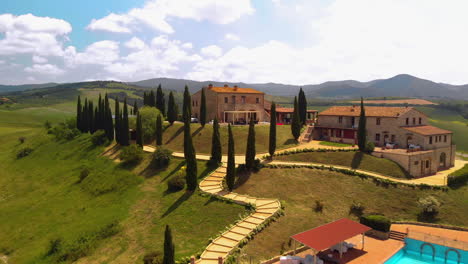 Beautiful-drone-shot-of-an-Italian-villa-on-a-hill-in-Tuscany-Italy,-4k