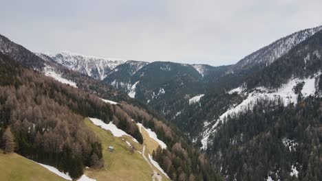 Drone-Aéreo-Disparó-A-Través-De-Los-Alpes-Italianos-En-Primavera,-Todavía-Nieve