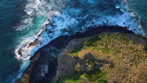 Große-Wellen-Aus-Dem-Pazifischen-Ozean,-Die-Die-Felsige-Küste-Von-Cook-Island-Schlagen