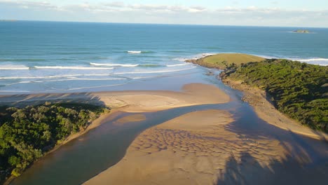 Luftbild-Von-Moonee-Beach,-Creek-Und-Green-Bluff-Headland-In-NSW,-Australien