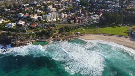 Landschaft-Von-Meereswellen,-Die-An-Bronte-bädern-Und-Sandiger-Küstenlinie-In-Sydney,-Australien,-Zusammenstoßen
