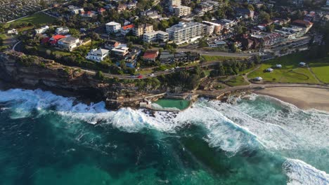 Oceanside-Rock-Pool-And-Waterfront-Park-At-Bronte-Beach-In-Sydney,-Australia