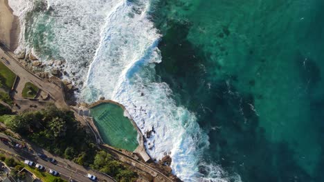Schäumende-Wellen,-Die-Auf-Bronte-Bäder-Am-Meer-Abstürzen---Bronte-Strand-In-NSW,-Australien
