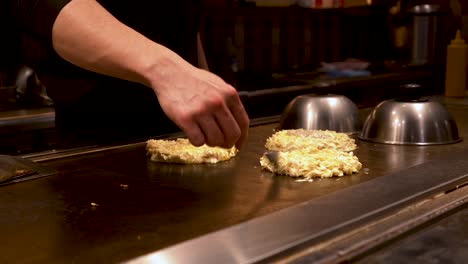 4K-Japanischer-Koch-Bereitet-3-Japanische-Pfannkuchen-Auf-Einer-Heißen-Platte-Zu