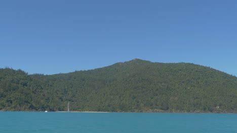 Green-mountain-forest-of-Whitsunday-Island-in-Queensland,-Australia--Wide