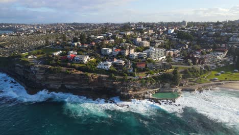 Waverley-Cemetery-And-City-Landscape-Of-Bronte-At-The-Rocky-Coastal-Cliff-In-The-Eastern-Suburbs-Of-Sydney,-Australia