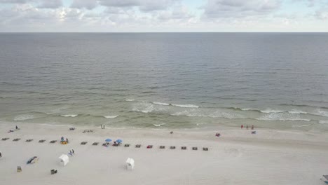 Menschen-Verbringen-Den-Sommer-Am-Strand-In-Alabama-Mit-Blick-Auf-Das-Meer