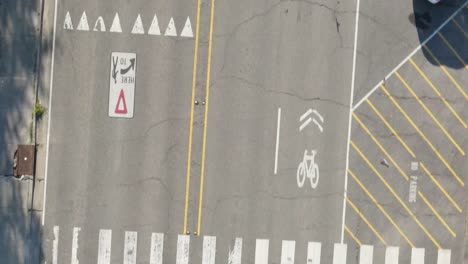 Blick-Von-Oben-Auf-Die-Verkehrszeichen-Und-Markierungen-An-Einem-Sonnigen-Tag-Im-Lakeshore-Drive-In-New-Orleans,-Louisiana,-USA