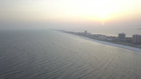 Luftaufnahme-Des-Strandes-Von-Pensacola-In-Der-Dämmerung-Mit-Ruhiger-Seelandschaft-Und-Bucht-In-Den-Usa