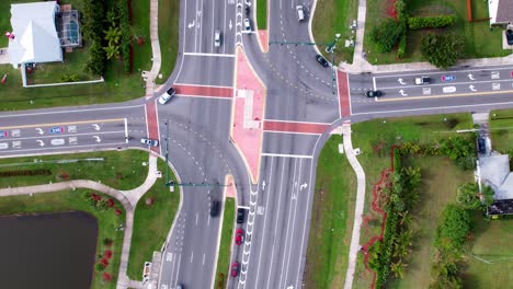 Drohnen-Zeitraffer-Des-Verkehrs-Direkt-An-Der-Kreuzung-Von-Floresta-Und-Crosstown-Parkway-In-Port-Saint-Lucie-Florida