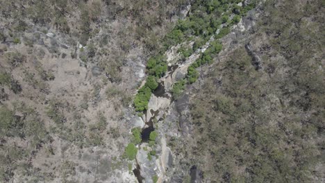 Blick-Von-Oben-Nach-Unten-Auf-Den-Bare-Hill-Conservation-Park-In-Queensland,-Australien---Drohnenaufnahme-Aus-Der-Luft