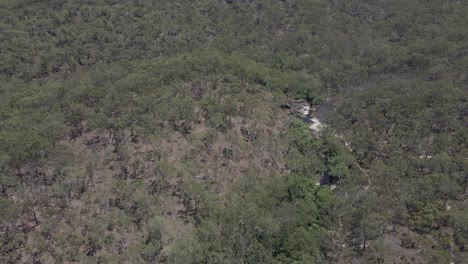 Fliegen-über-Fließenden-Bach-Bei-Davies-Creek-Falls---Bare-Hill-Conservation-Park---Qld---Nord-Queensland---Australien