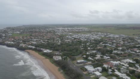 Ciudad-Costera-Y-Playa-De-Bundaberg-En-Queensland,-Australia---Toma-Aérea-De-Drones