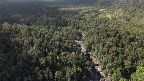 Babinda-Creek-Rodeado-De-Espesos-Bosques-En-Cairns,-Extremo-Norte-De-Queensland,-Australia---Toma-Aérea-De-Drones