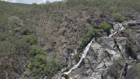 Malerischer-Blick-Auf-Die-Davies-Creek-Falls,-Die-Im-Davies-Creek-National-Park-In-Der-Nähe-Von-Mareeba,-Weit-Im-Norden-Von-Queensland,-Australien,-Fließen---Drohnenaufnahme-Aus-Der-Luft