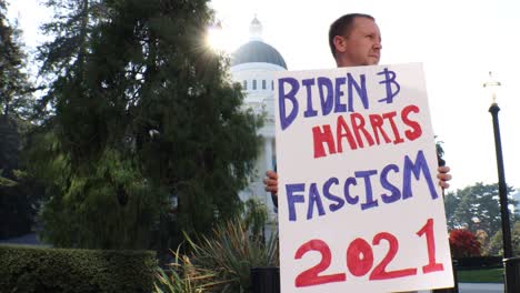 Männlicher-Politischer-Protestant-Mit-Biden-Harris-Faschismus-2021-Zeichen