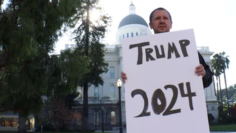 Männlicher-Politischer-Demonstrant-Mit-Trumpfzeichen-2024