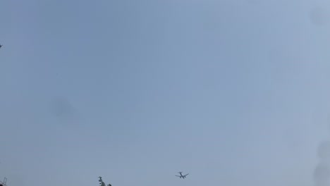4k-Overhead-Flugzeuge,-Die-Bei-Sonnenuntergang-Oder-Sonnenaufgang-Landen