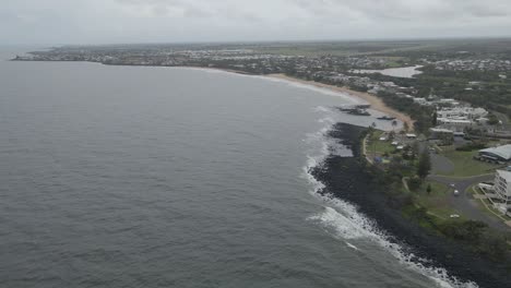 Vista-Panorámica-Sobre-La-Ciudad-Costera-De-Bundaberg-En-Queensland,-Australia---Toma-Aérea-De-Drones