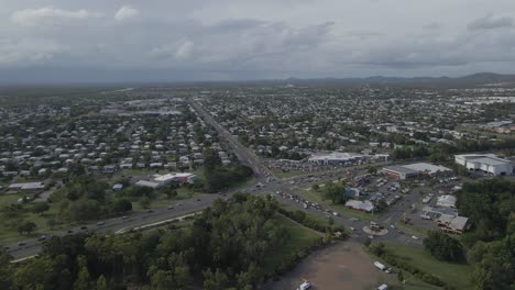 Barrio-Suburbano-De-Park-Avenue-Y-Tráfico-Desde-Arriba-En-La-Región-De-Rockhampton,-Queensland,-Australia