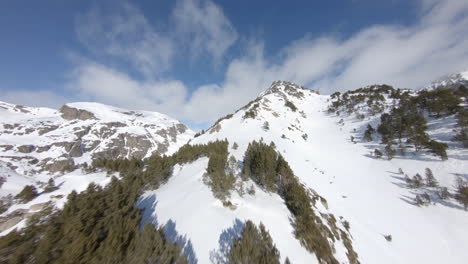 Montañas-Rocosas-Cubiertas-De-Nieve,-Pirineos