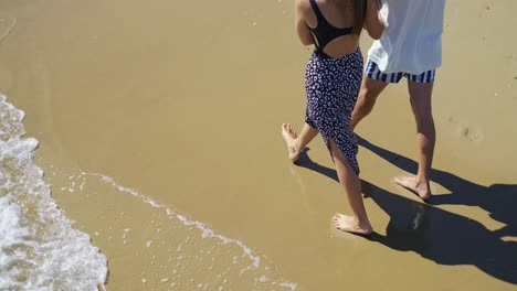 Glückliches-Romantisches-Paar,-Das-Einen-Entspannenden-Spaziergang-Am-Strand-Genießt,-Reiseurlaubslebensstil
