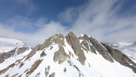 Luft-Nach-Vorne-über-Schneebedeckte-Felsige-Berge-An-Sonnigen-Tagen,-Pyrenäen