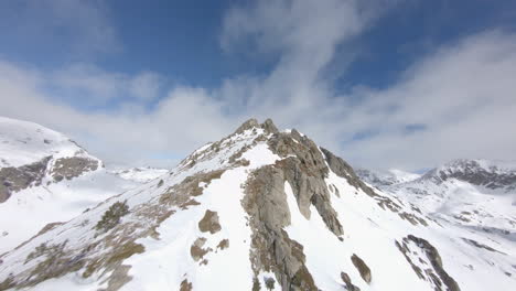 Montañas-Rocosas-Cubiertas-De-Nieve,-Pirineos