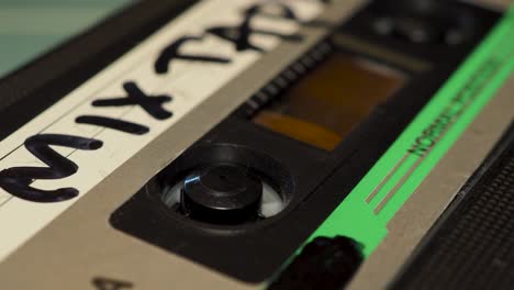 Audiokassetten-Mischband,-Das-Im-Kassettendeck-Player-Abgespielt-Wird-–-Rekorder